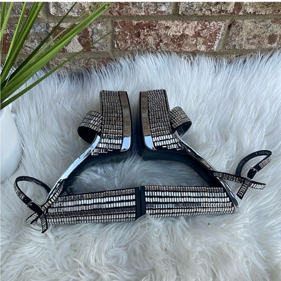 AZALEA WANG CATRIONA
CHUNKY EMBELLISHED PLATFORM
SANDAL IN SILVER SZ. 9 - Picture 5 of 10